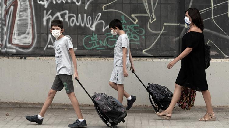 España promete vacunar a adolescentes antes del inicio escolar