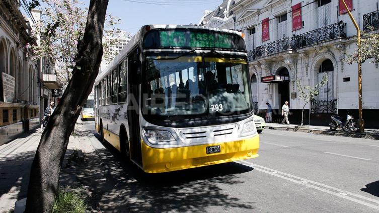 Tres ladrones asaltaron un colectivo de la línea 10