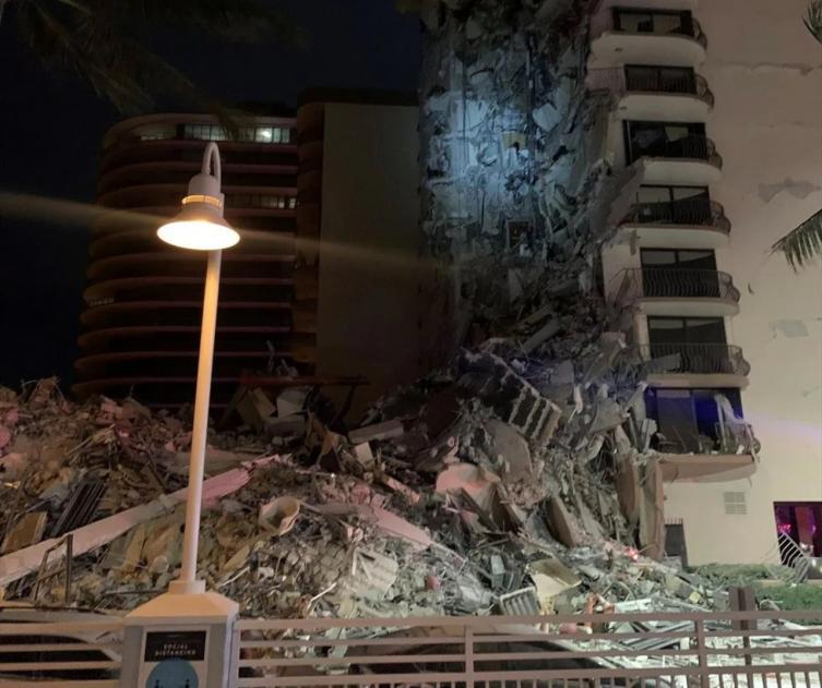 Se derrumbó parte de un edificio cerca de Miami Beach