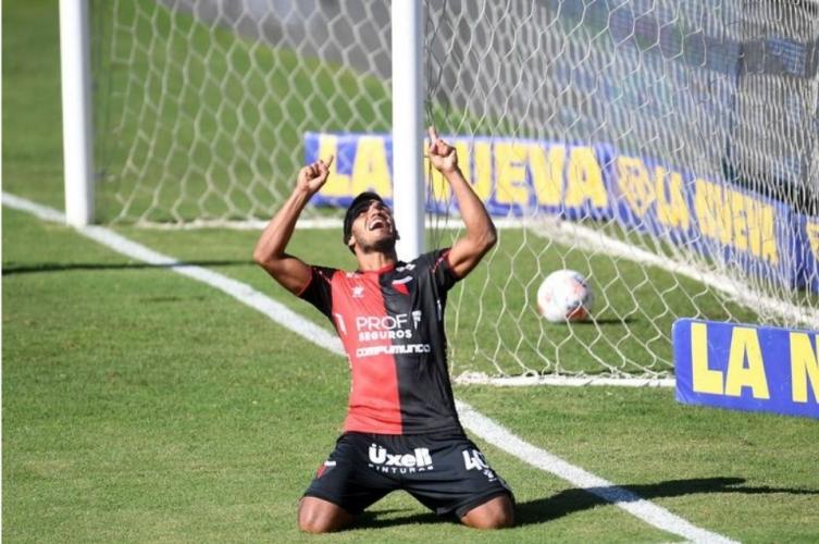 Colón tiembla ante el interés de Racing por Delgado