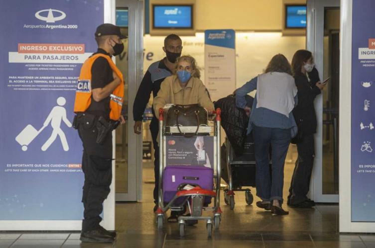 Desde este lunes pueden ingresar a la Argentina solo 600 pasajeros por día