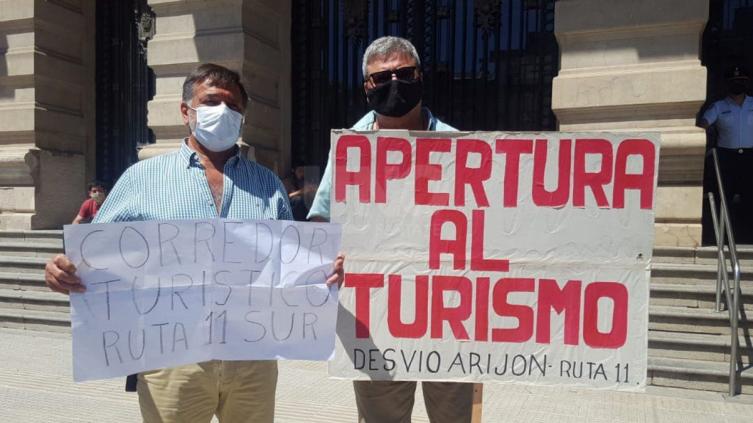 Cabañeros y guías de pesca cortan 27 de Febrero y Tucumán