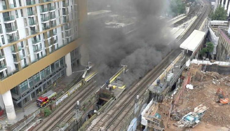 Descartan ataque terrorista en el gran incendio del tren en Londres