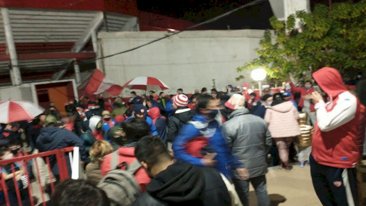 Hinchas de Unión se manifiestan frente al 15 de Abril