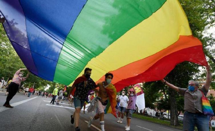 Conmoción en España por el brutal crimen a golpes de un joven por ser gay