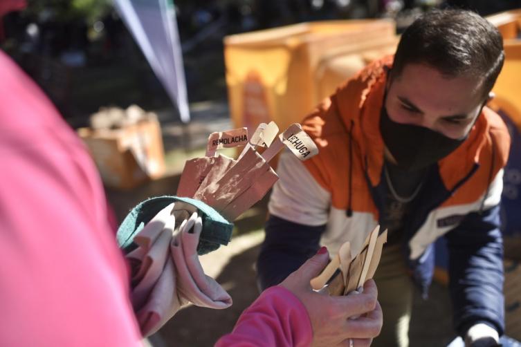 Ecocanje: se cambian materiales reciclables por plantines