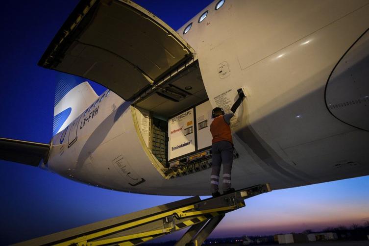 Llegó desde China un vuelo con más de 760 mil dosis de la Sinopharm
