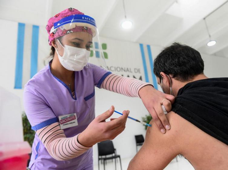 Piden que los jóvenes se inscriban para la vacunación