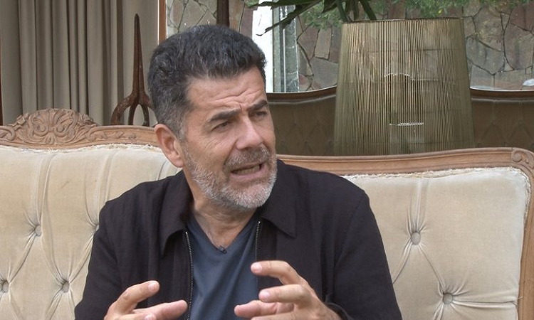 Julián Weich está con máscara de oxígeno