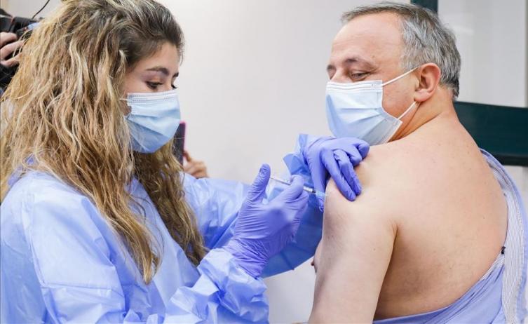 COVID-19: la convivencia aumenta el riesgo de contagio para personas vacunadas