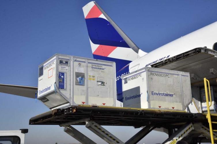 Arriba al país otro vuelo con más de 800.000 dosis de Astrazeneca