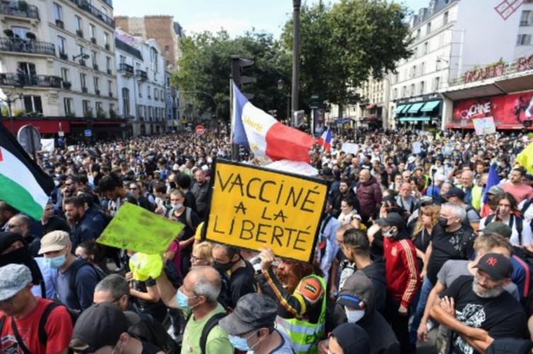 Masivas protestas en Francia contra el pase sanitario y la vacunación obligatoria