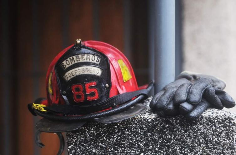 Tres bomberos murieron durante un incendio en un departamento