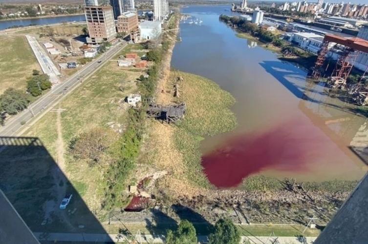Analizan muestras de agua tras la aparición de una mancha