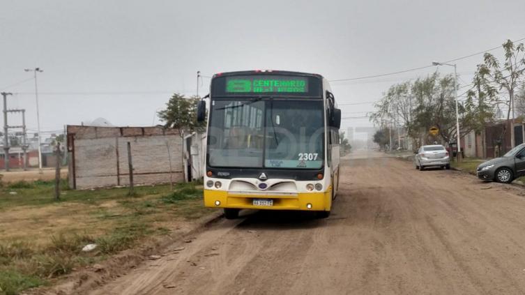 Subieron a un colectivo, robaron al chofer y al inspector