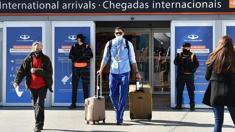 El seleccionado masculino de vóleibol llegó al país