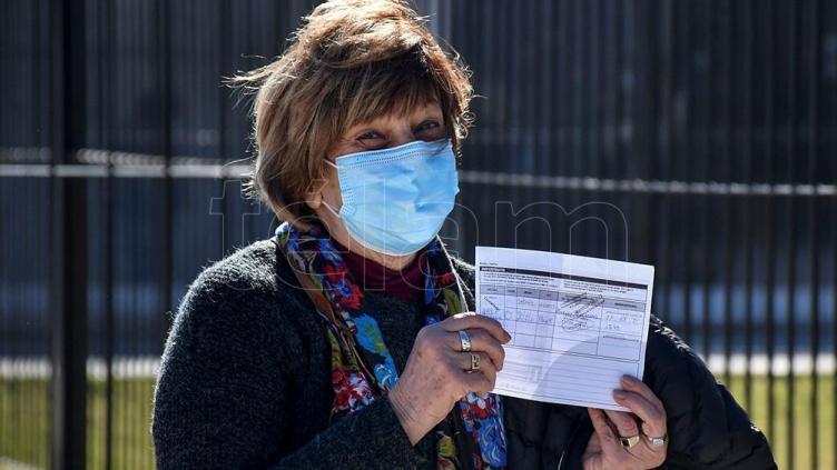 Llegaron otras 326 mil dosis de AstraZeneca para sumarse al plan de vacunación