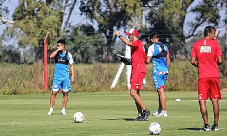 Azconzábal, deberá hacer cambios ante Talleres