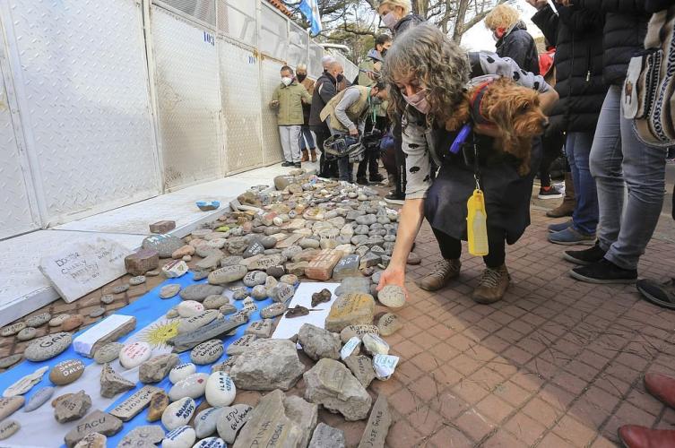 Marcha de las Piedras: el homenaje a los fallecidos por Covid 