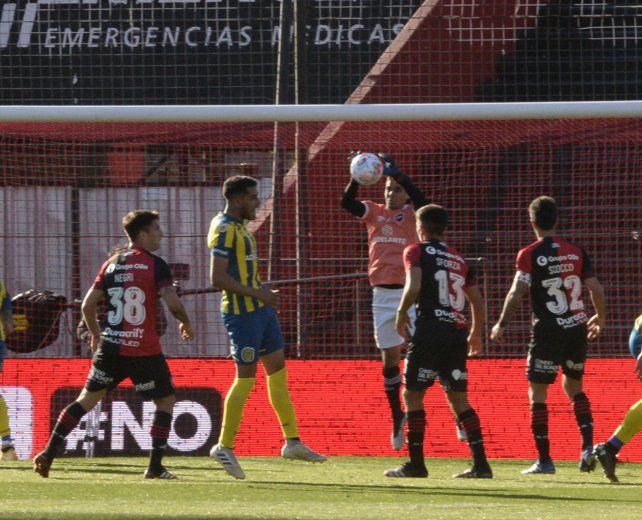 Aguerre dijo que a Newell's lo perjudicó el árbitro
