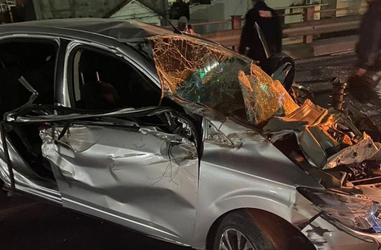 Puente Oroño: un auto volcó en la bajada a Avenida Alem