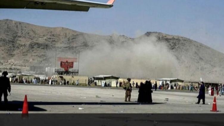 Explosión fuera del aeropuerto Kabul y hay varios heridos