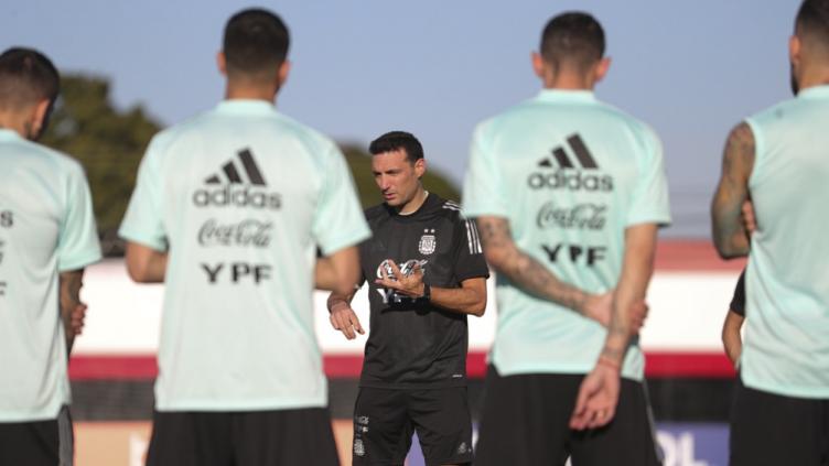 Scaloni llegó a Venezuela con dos jugadores