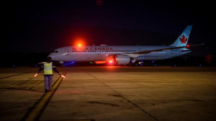 Llegó un avión con más de un millón y medio de vacunas de AstraZeneca