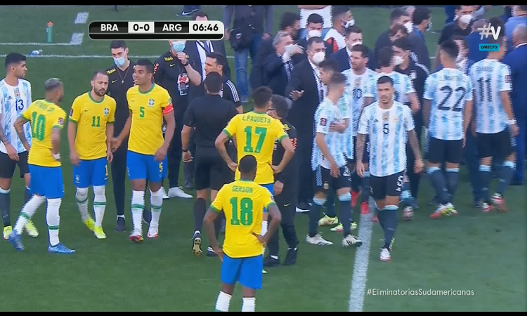 ¡Escándalo! Autoridades sanitarias interrumpieron el partido y Argentina se fue al vestuario