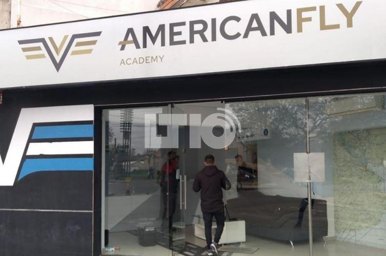 Rompieron el blindex de un negocio y se llevaron una computadora