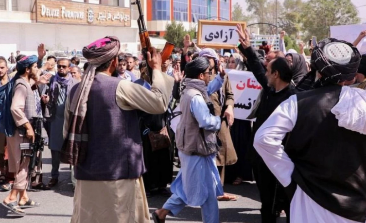 La ONU pide a los talibanes que cesen la violencia contra manifestantes y periodistas