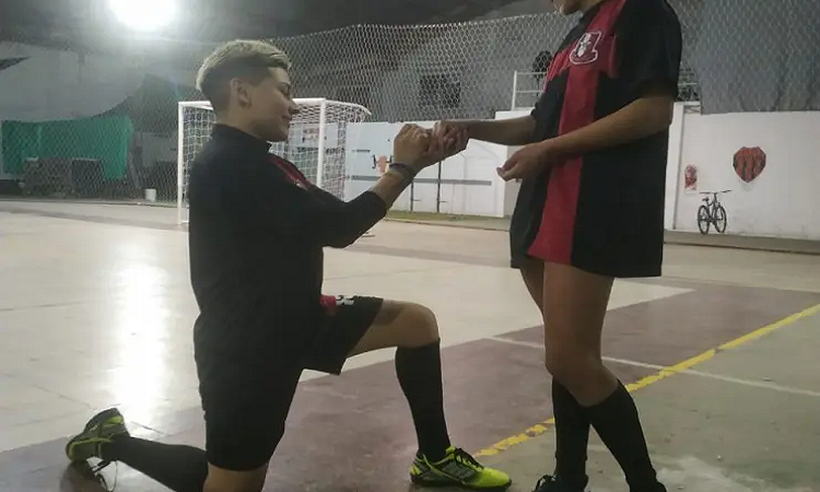 Jugadora de futsal se comprometió con su novia en la cancha
