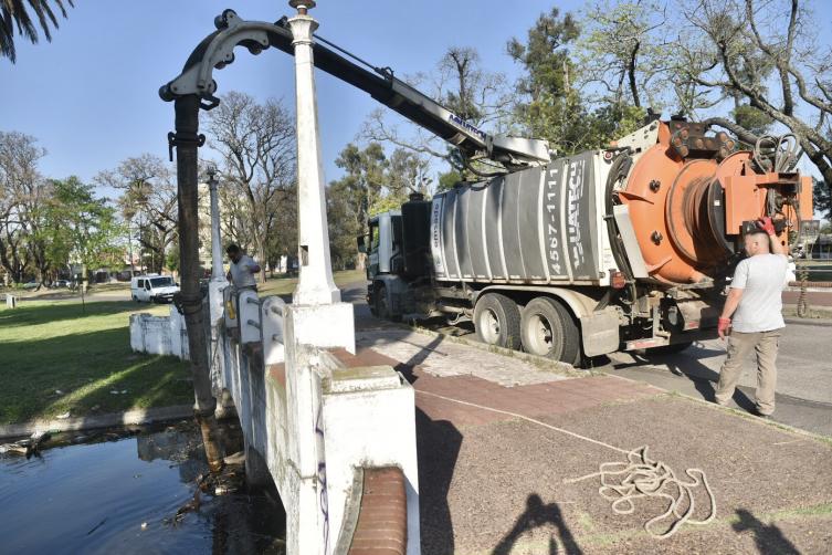 Comenzó el saneamiento y limpieza de los lagos 