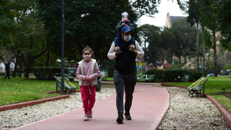 En Santa Fe el barbijo al aire libre seguirá siendo obligatorio