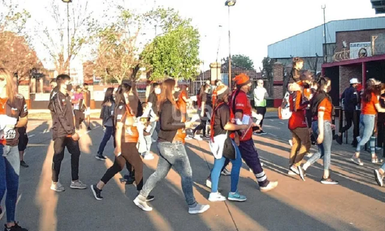 La alegría de los hinchas en la previa de la Fiesta sabalera