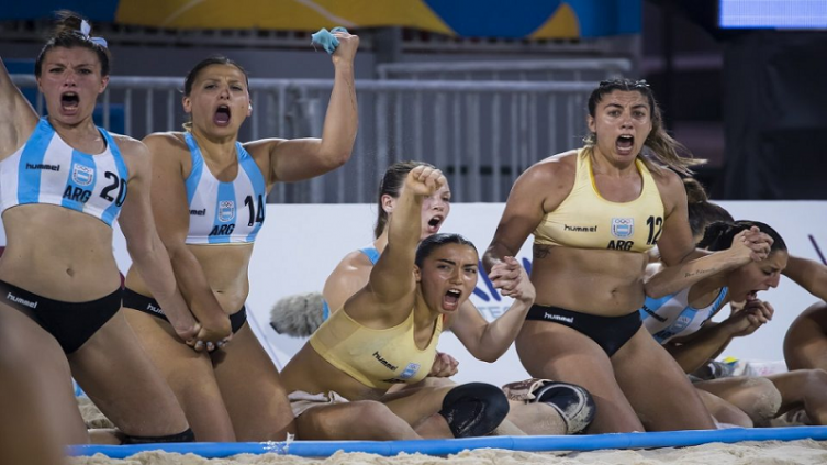 En el beach handball femenino deberán modificar su vestuario