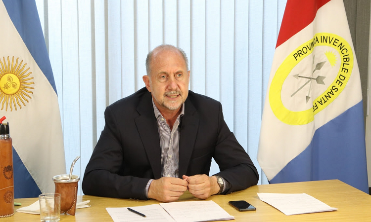 Omar Perotti, firme con la decisión por los docentes públicos