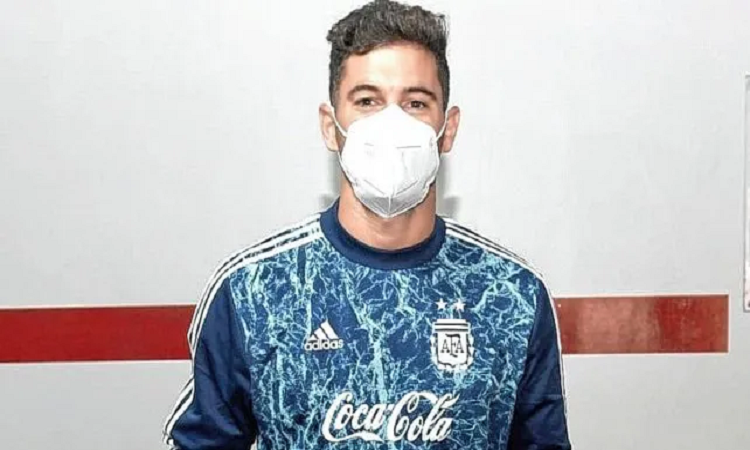 Lucas Alario posó con la camiseta del Colón campeón