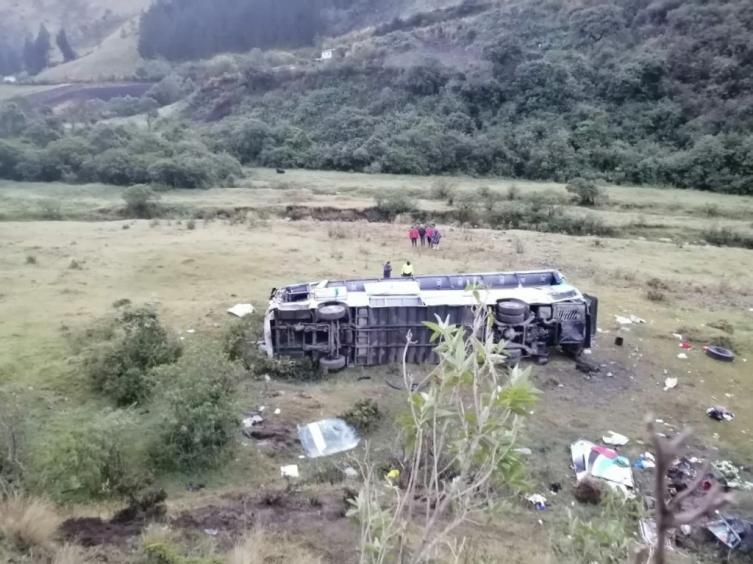 Un micro de pasajeros cayó al vacío en Ecuador: al menos 11 muertos