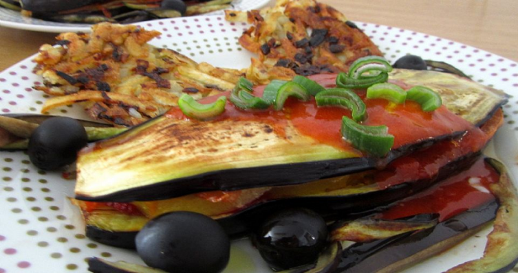 Berenjenas grilladas con tortitas de papas pay