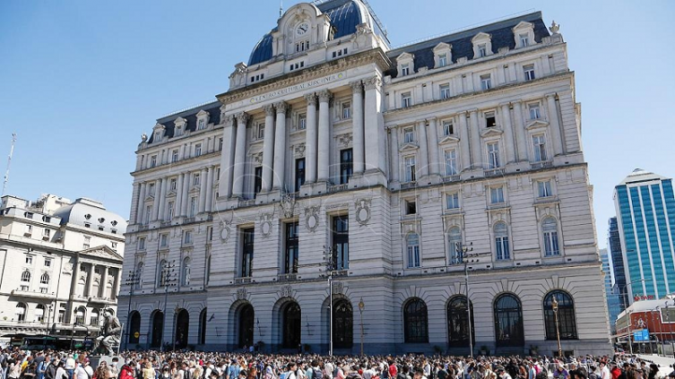 Fanáticos de Charly hacen fila para conseguir una entrada