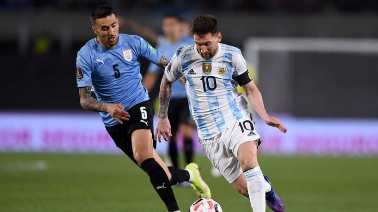 Eliminatorias: La visita de Argentina a Uruguay y una polémica por la fecha