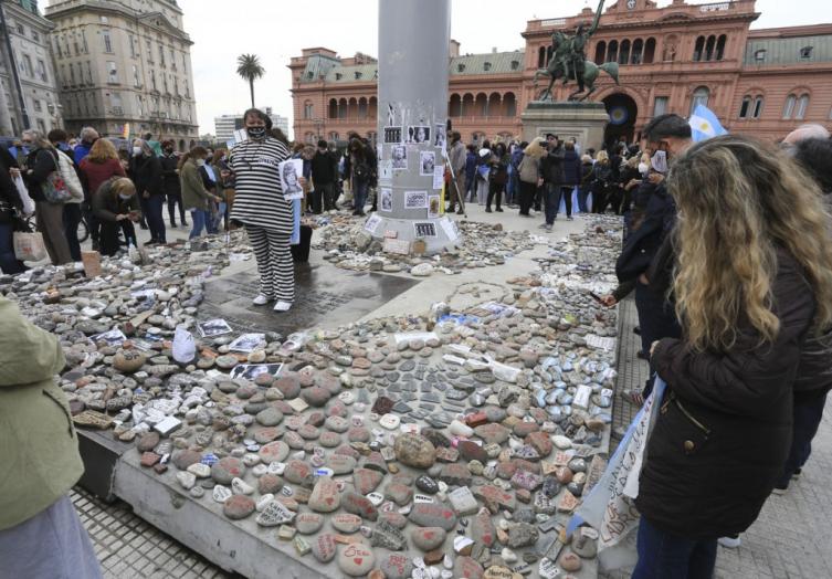 El Gobierno de la Ciudad protegerá las piedras en Plaza de Mayo 
