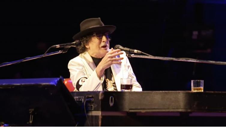 Charly García sorprende a sus fanáticos y participa de su propio homenaje