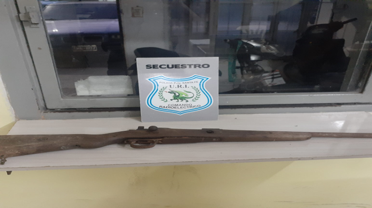 Secuestraron tres armas: uno llevaba una escopeta en una moto 