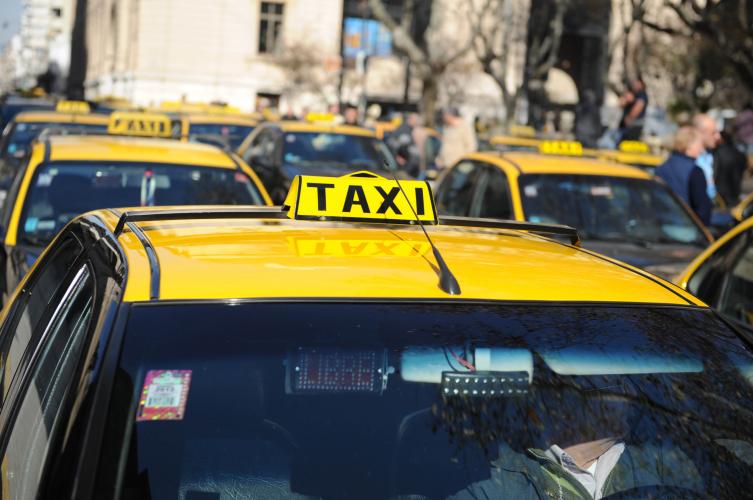 Se acordó con taxis y remises reforzar el servicio nocturno