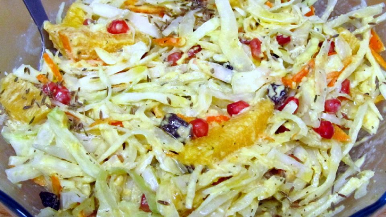 Ensalada de repollo con frutas