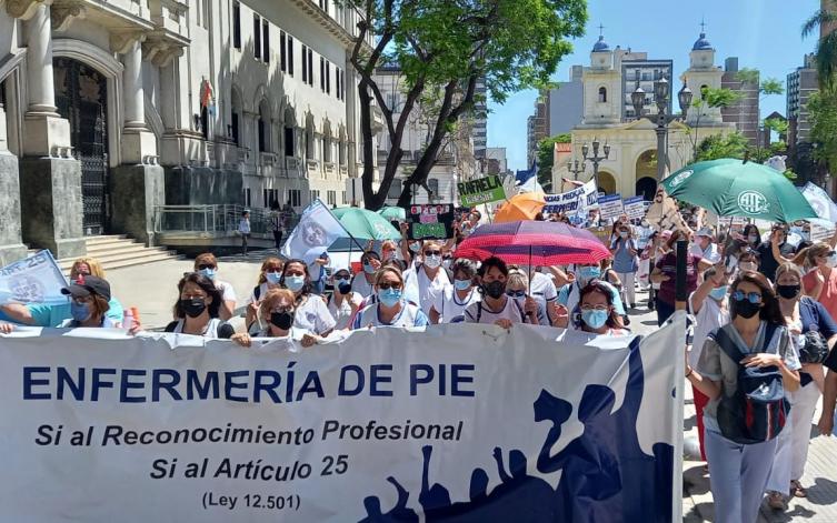 Enfermeros marcharon en la ciudad en reclamo de profesionalización 