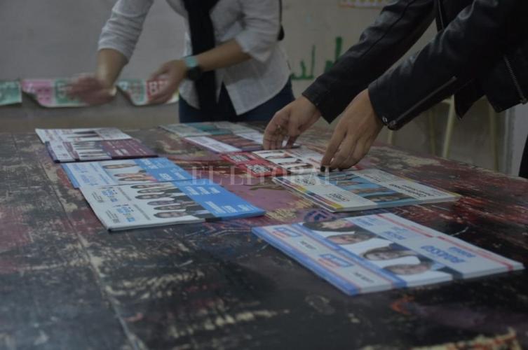 Con menos protocolos, los santafesinos ya eligen sus representantes