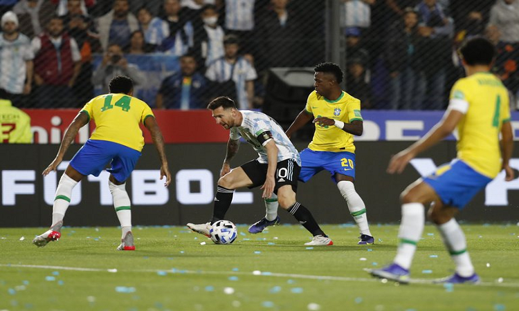 Argentina empató sin goles ante Brasil y está en Qatar
